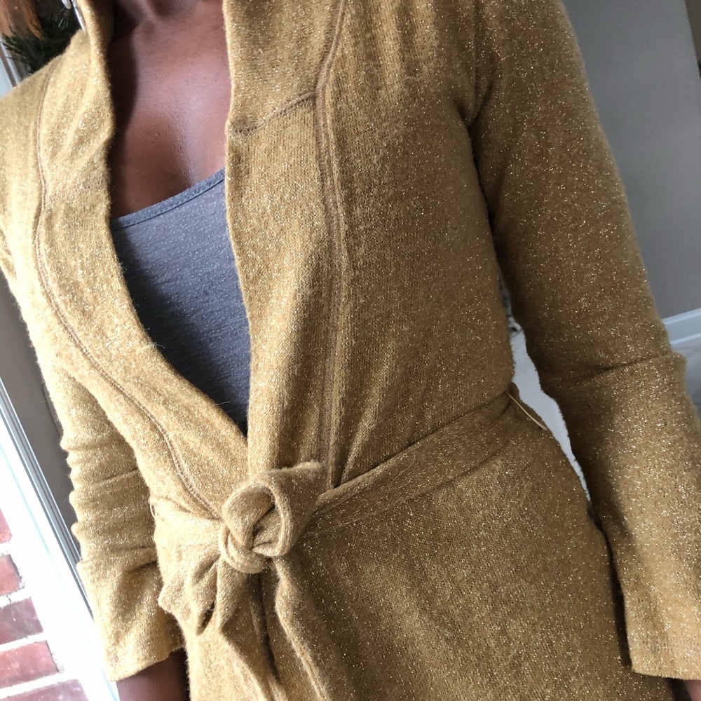 ๐ฅ๐ฅ New Years $10 clearance sale
Metallic gold Cardigan - Picture 2 of 3
